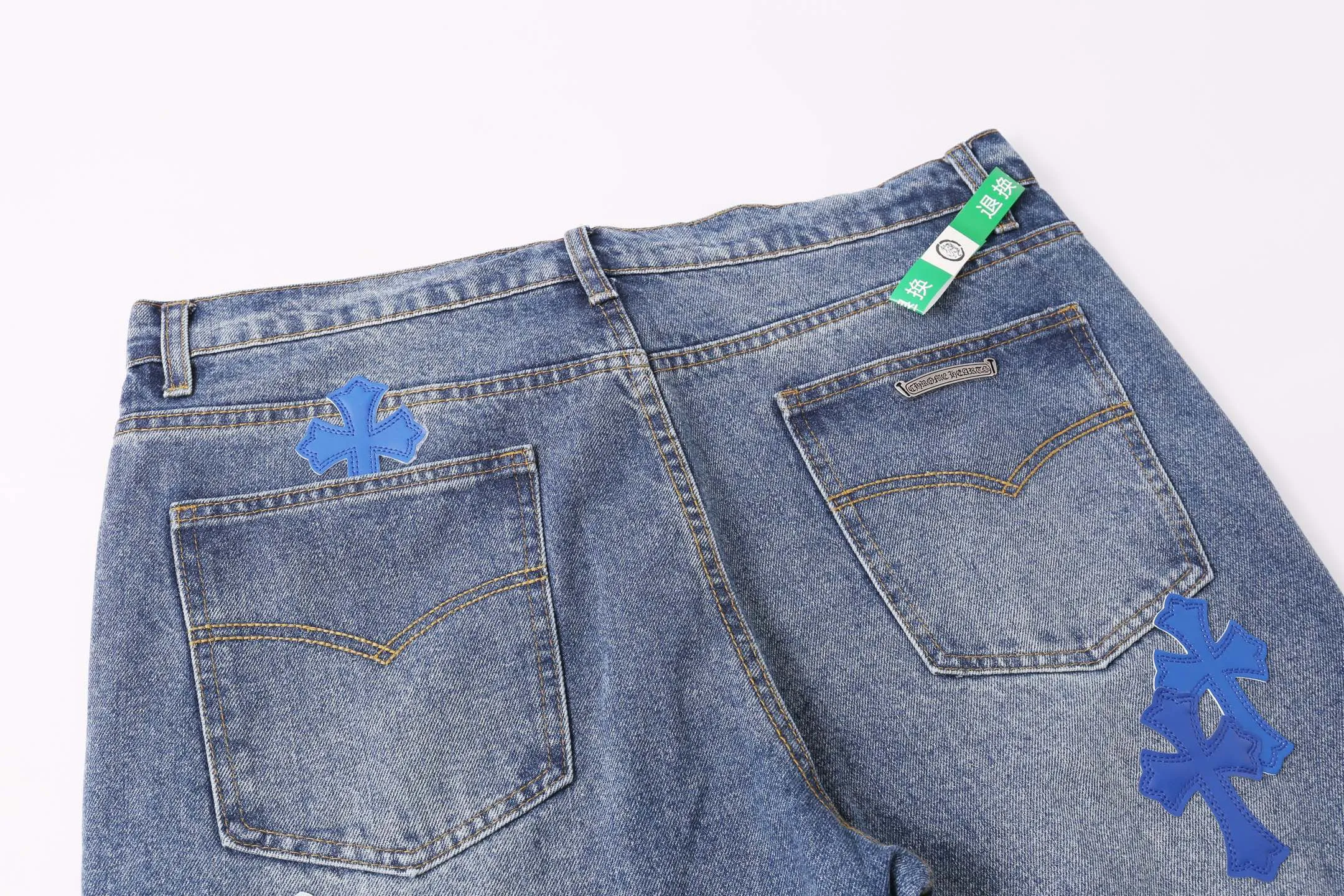P260 Style No.: H885 Crow Heart & 𝐂𝐡𝐫𝐨𝐦𝐞 𝐇𝐞𝐚𝐫𝐭 ss25 new graffiti letters blue and white cross leather couple style loose washed micro-flared jeans. Styles with different washed textures are very friendly to people with thin legs. The micro-flared version perfectly modifies the leg shape. The timeless and moderate length makes it easy to match and match. It is the basis for various styles and is a must-have in your wardrobe! The fabric is stiff but also makes the upper body soft without losing texture. The washing process is even more perfect. It is a must-have item for everyone! ! ! Washed wheat, hang tag, pants label, three labels complete Color: blue Size: 28-30-32-34-36